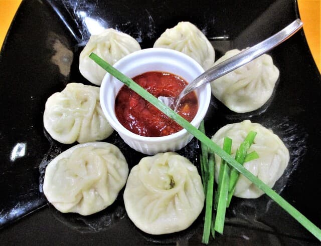HALAL & VEGGIE Restaurant ポンテロッソ - ネパールの小籠包”モモ”・皮から手作り、ティムールペッパーのソース