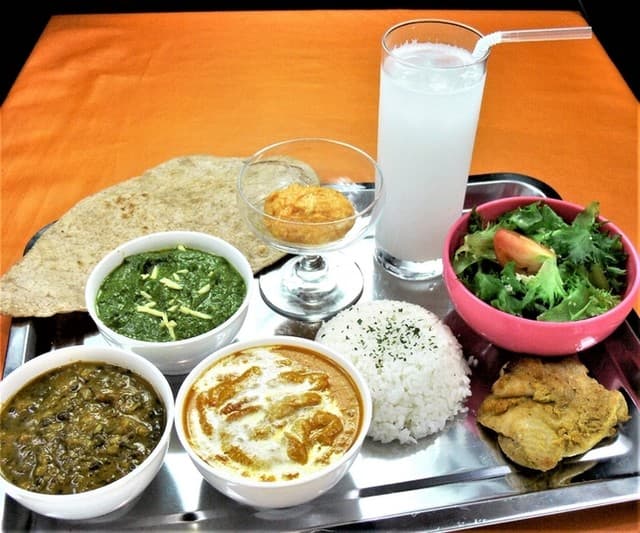 HALAL & VEGGIE Restaurant ポンテロッソ - カシミーリセット。3種類のカレーとチキンティッカ、無農薬サラダ他全8品、