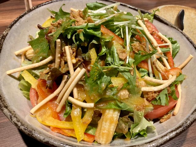 酒ト肴・〆うどん あかり - あかりサラダ(たまねぎドレッシング)