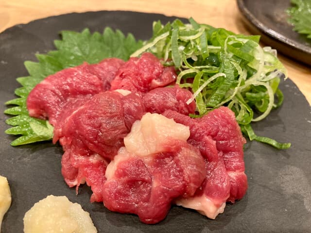 酒ト肴・〆うどん あかり - 霜降り馬刺し