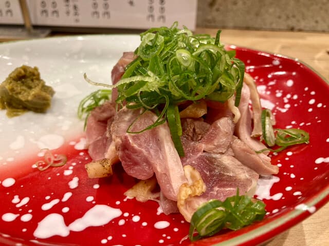 酒ト肴・〆うどん あかり - 鶏のたたき