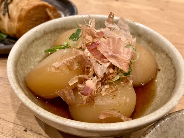 酒ト肴・〆うどん あかり - お通し「玉こんにゃく」