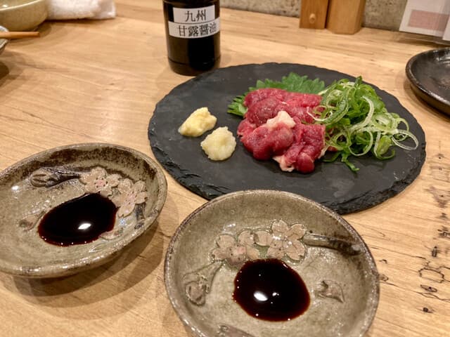酒ト肴・〆うどん あかり - 霜降り馬刺し