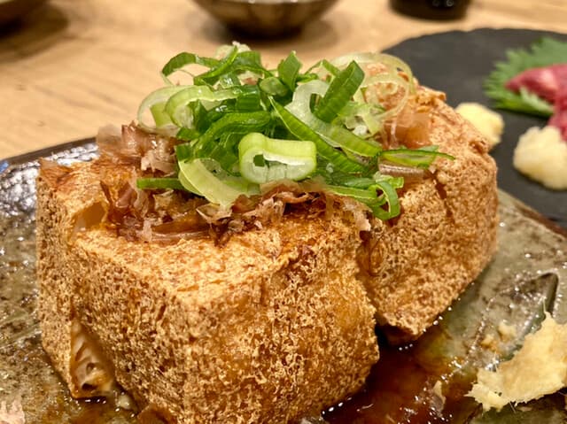 酒ト肴・〆うどん あかり - 自家製厚揚げ