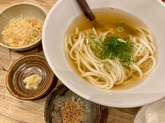 酒ト肴・〆うどん あかり - かけうどん