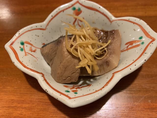 ろくもん銭 - お通し　ブリ煮付