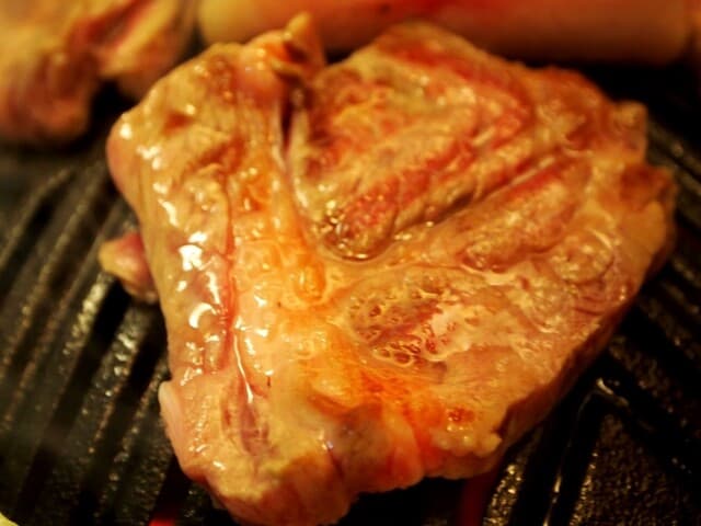 成吉思汗 大黒屋 - 生ラム成吉思汗を焼く