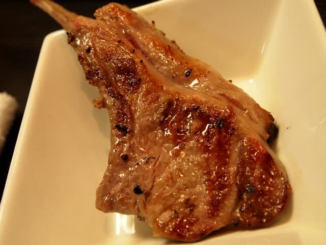 成吉思汗 大黒屋 - 骨付ラムが焼けた