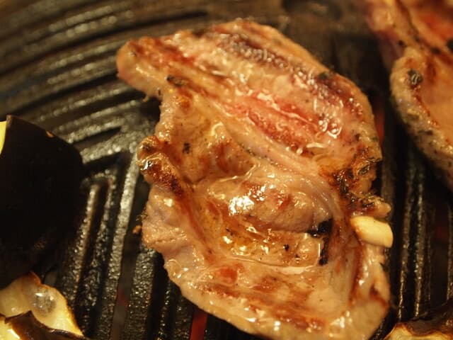 成吉思汗 大黒屋 - ハーブラムを焼く