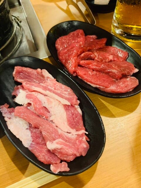 成吉思汗 大黒屋 - 手前がショルダー935円、奥がモモ935円
