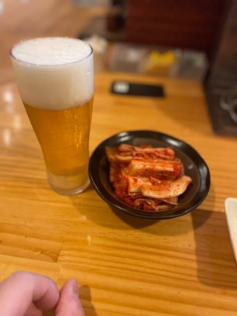 炭火焼肉 いち - エクストラコールド（¥680）と白菜キムチ（¥350）