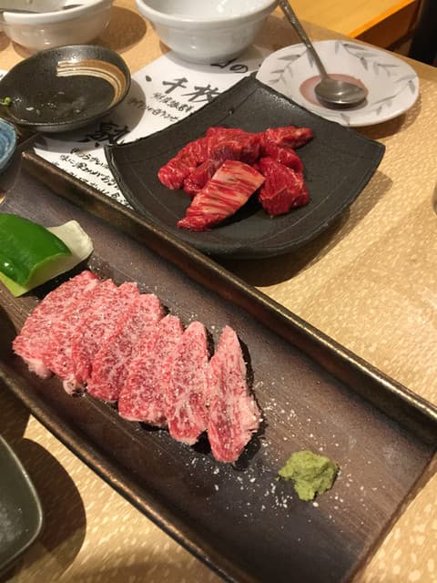 炭火焼肉 いち - (手前 霜降りカルビー 塩)(奥 カルビー)