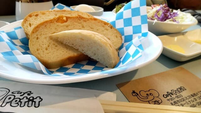 CAFE PETIT - 手作りパン　コーヒー付き(￥680)、サラダ・ゆで卵(￥200)