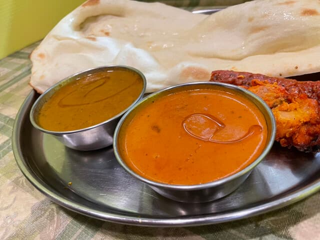 マハール - 手前はバターチキンカレー。特段酸味も少なく特徴があるわけでは無いがいたって食べ易い