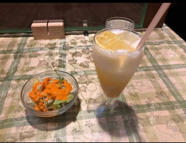 マハール - サラダとマンゴーラッシー