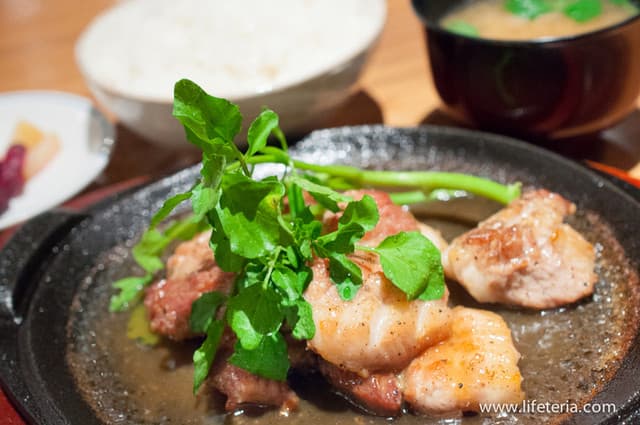 銀座2丁目ミタスカフェ - 国産豚カルビの塩だれ鉄板焼き＋ご飯・味噌汁・お新香
