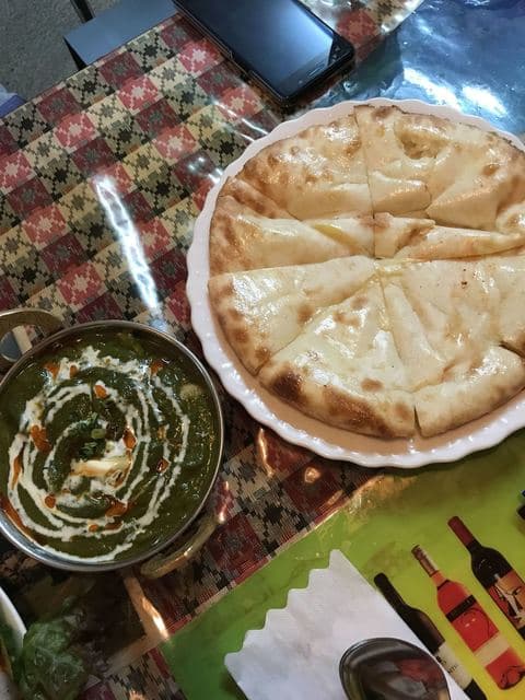 サンライズ - サグマッシュルームカレーとチーズナン