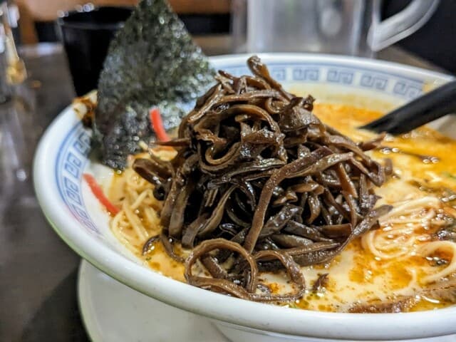 一心堂 - トッピングのキクラゲ投入