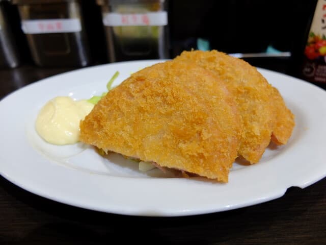 一心堂 - 今夜のハムカツに歯応えはないが、でもラーメン屋のハムカツということを考えたら、こんなものだろう