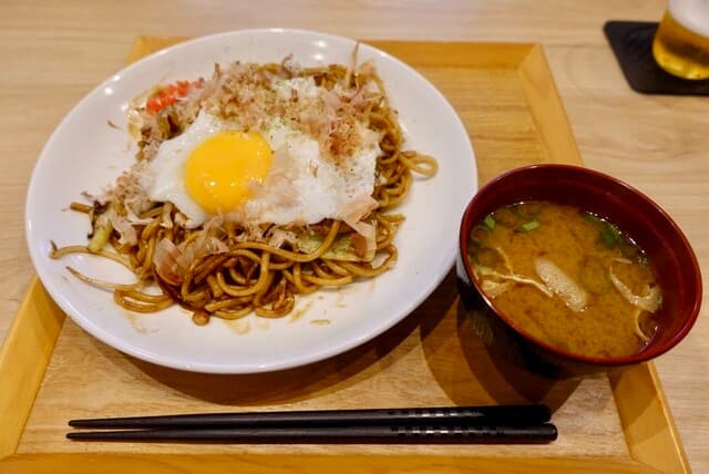 兀兀 - 豚焼きそば目玉焼乗せ