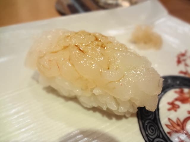北 - 白えびの昆布〆のにぎり　　とろっとしていて昆布の味が程よく浸みています。
