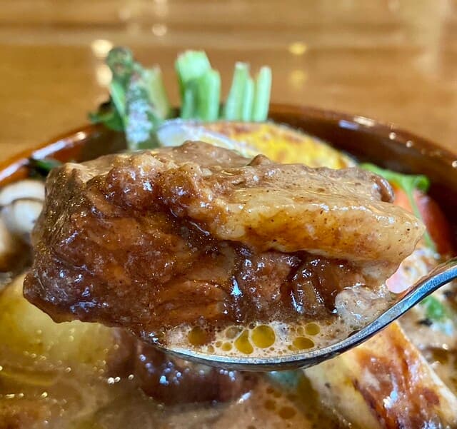 あん・じゅーる - ビーフシチュー
メインの牛もも肉の塊が3個、これも大きいではありませんか！
適度に柔らかさがありながら噛むと牛肉の旨味がしっかりと感じられます。
野菜もお肉もたっぷりなのです♪