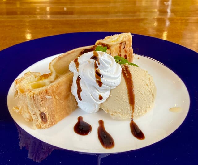 あん・じゅーる - 焼きりんごパイ（キャラメルバニラアイス添え）
この大きさに笑ってしまいましたよ(⌒-⌒; )
キャラメルバニラアイスは少し苦味もあり、甘いだけではないのがポイントです♪