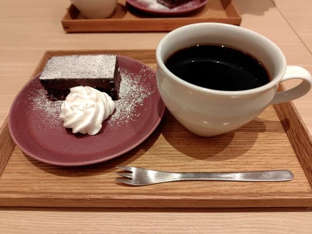 めん、色いろ。いつでも、おやつ。 - ガトーショコラ、コーヒー