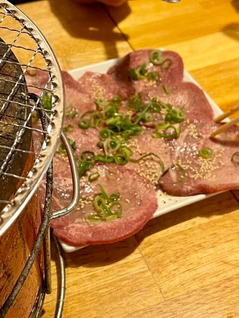 焼肉ホルモン濱牛 - 先ずはコレ！塩タン