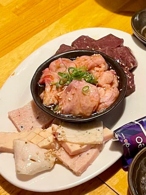 焼肉ホルモン濱牛 - 特上ミノ、レバー、真ん中の肉は何だったかな？