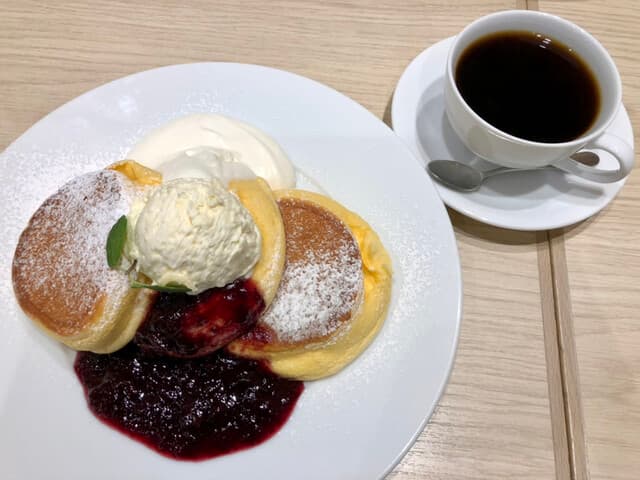 幸せのパンケーキ - 濃厚チーズムースパンケーキ ベリーソース
ホットコーヒー