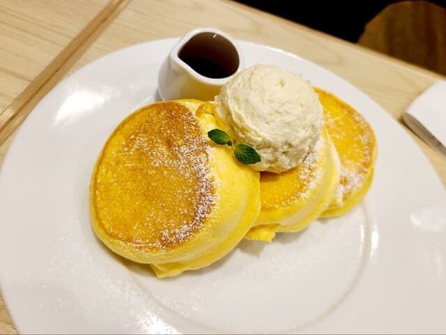 幸せのパンケーキ - 幸せのパンケーキ　税込1380円　添えられたマヌカハニーがとても香りよく美味しかった