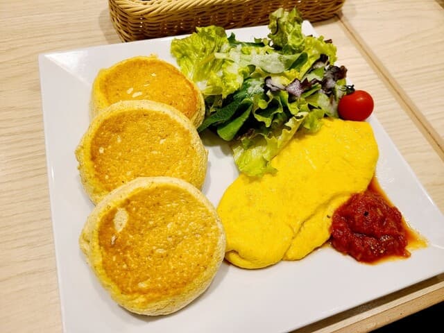 幸せのパンケーキ - お食事パンケーキ　パンケーキ＆きのこチーズオムレツ　税込1460円
