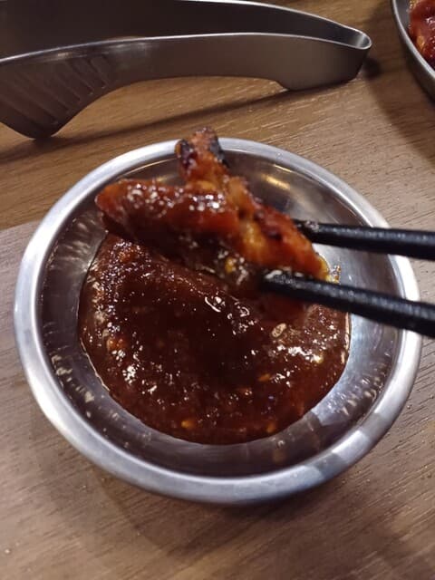 まっさか鳥焼肉 とり太郎 - お味噌絡めて焼いて〜お味噌につけて食べる。。