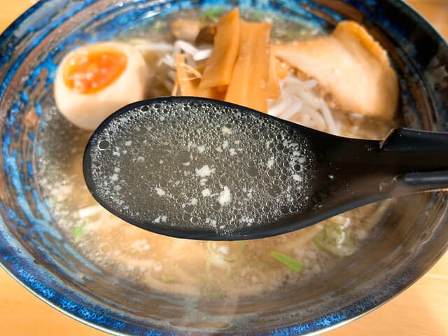山海居 - 塩ラーメンのスープ