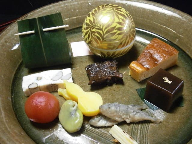 絶景の宿　龍峡亭 - 前菜　皿は尾林焼き