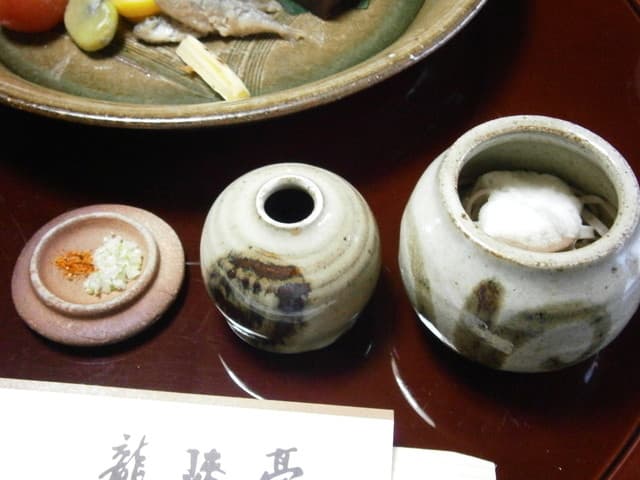 絶景の宿　龍峡亭 - 凌ぎ　薬味を取ると蕎麦の中にとりもつとすり芋が掛かる
