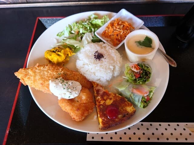 喫茶 小次郎 - ワンプレートのアップ

◯白身魚フライ
これも業務用の冷凍食品だろうと思われる
中が少し水分量が多く、冷凍品をそのまま揚げた感じ

だけど味わいは
タルタルソースの美味しさで底上げされて美味しいなあ