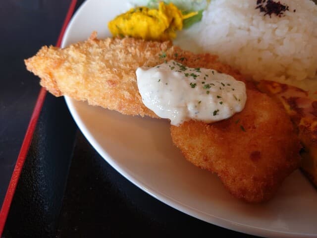 喫茶 小次郎 - ◯タルタルソース
これは自家製の美味しい味わいだねえ♪

◯鶏メンチカツ
これは冷凍食品だろうけれど
美味しければ全く問題ない

タルタルソースが真ん中で
鶏メンチで挟まれているタイプ