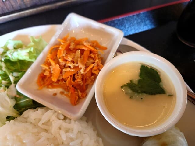 喫茶 小次郎 - ◯鶏と人参の煮物
鶏が細かく切られた品と
人参が甘味ある醤油味で煮られている美味しい味わい

◯茶碗蒸し
プルンとしている食感で
顆粒出汁感の美味しい味わい

これが汁物代わりなのかも❔