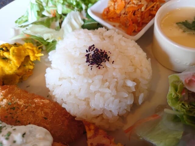 喫茶 小次郎 - ◯ご飯
型押しされて上にはシソの粉がふりかけてあった