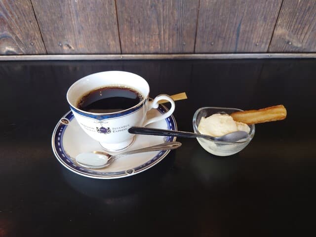 喫茶 小次郎 - ◯バニラアイス
バニラアイスに揚げたてで温かな
揚げ菓子のスティックが添えられていた

◯コーヒー
抽出されてから時間経過している香りと味わい

苦みがクッキリと主張して
酸味もそれに伴っている味わい