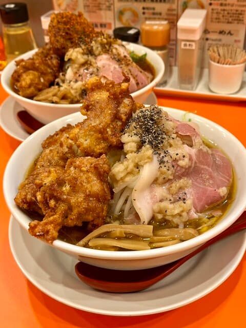 鶏そば・から揚げ専門店らーめんえびす - 奥にあるのが赤いジャイアン（3月までの限定）