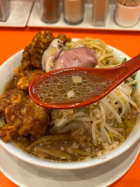 鶏そば・から揚げ専門店らーめんえびす - 澄んでいて綺麗なスープ