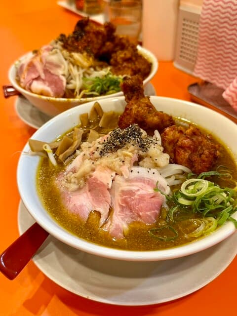 鶏そば・から揚げ専門店らーめんえびす - 手前がジャイ子、奥がジャイアン