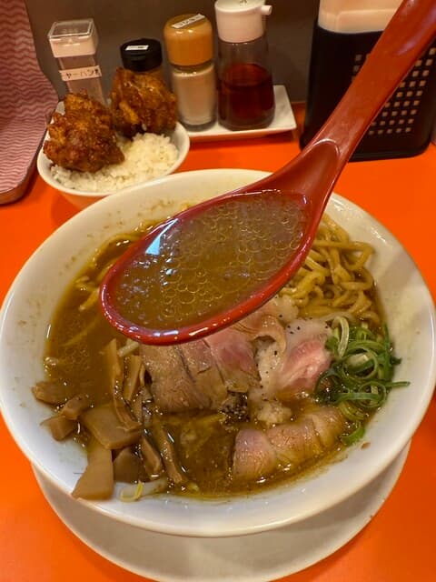 鶏そば・から揚げ専門店らーめんえびす - ご飯が欲しくなる絶品カレースープ