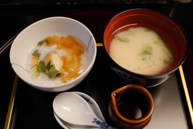 螢 - ご飯物：あわび粥、椀物：西京味噌のお味噌汁 小芋 葱 紅葉麩