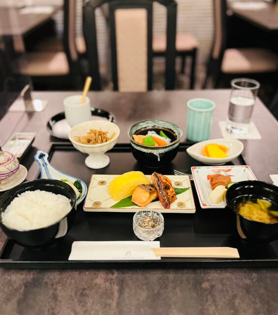 螢 - ☆小鉢、だし巻き玉子、焼鮭、焚き合わせ、香の物　ご飯、味噌汁