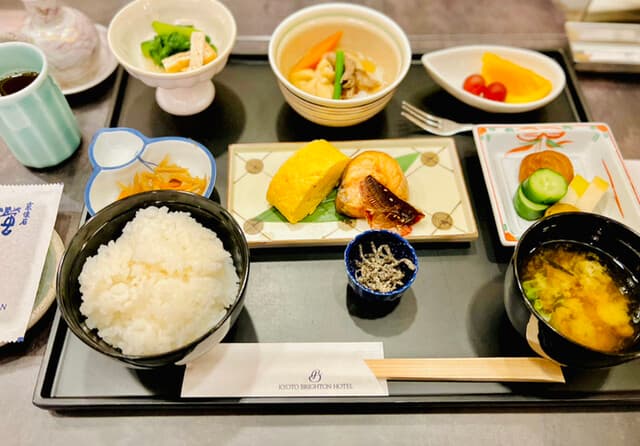 螢 - ◆あさげ
☆小鉢☆だし巻き玉子☆焼鮭☆焚き合わせ☆ご飯☆みそ汁☆香の物☆デザート