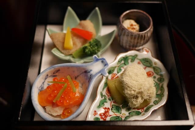 螢 - 前菜の盛り合わせ：鰈南蛮漬け 湯葉豆腐 鮭共和え 茄子浸し 白とろろ